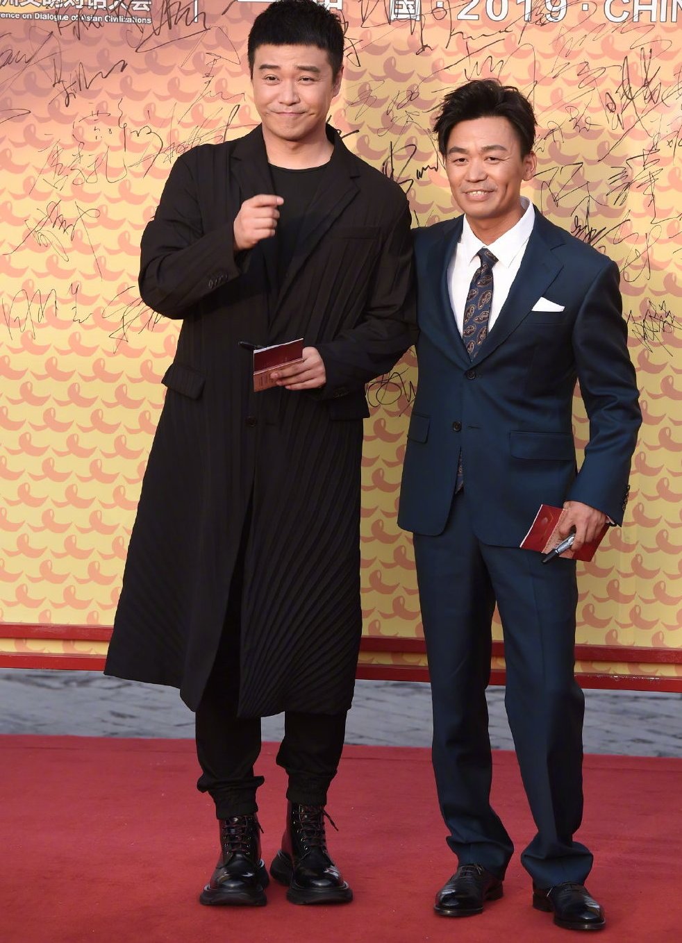 王宝强出席活动,一身蓝色西服俏皮又帅气,同框竟还没有海清高