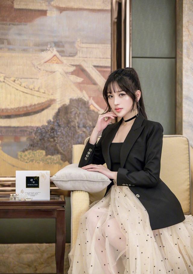 黑色的西装搭配上轻纱长裙,不仅是显得职业范,气场足,那轻纱裙也是