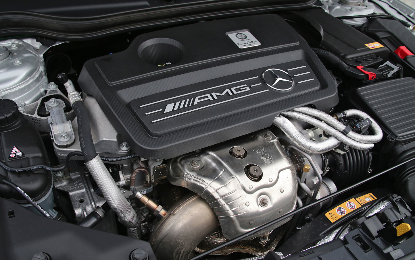 几个月后,奔驰立马在日内瓦车展上发布了a45 amg,这款拥有360匹马力的