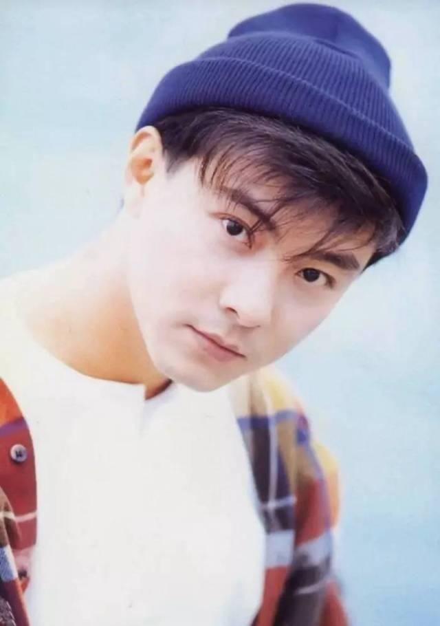 其实张卫健年轻的时候非常的帅气,尤其是他有头发的时候,绝对是颜值