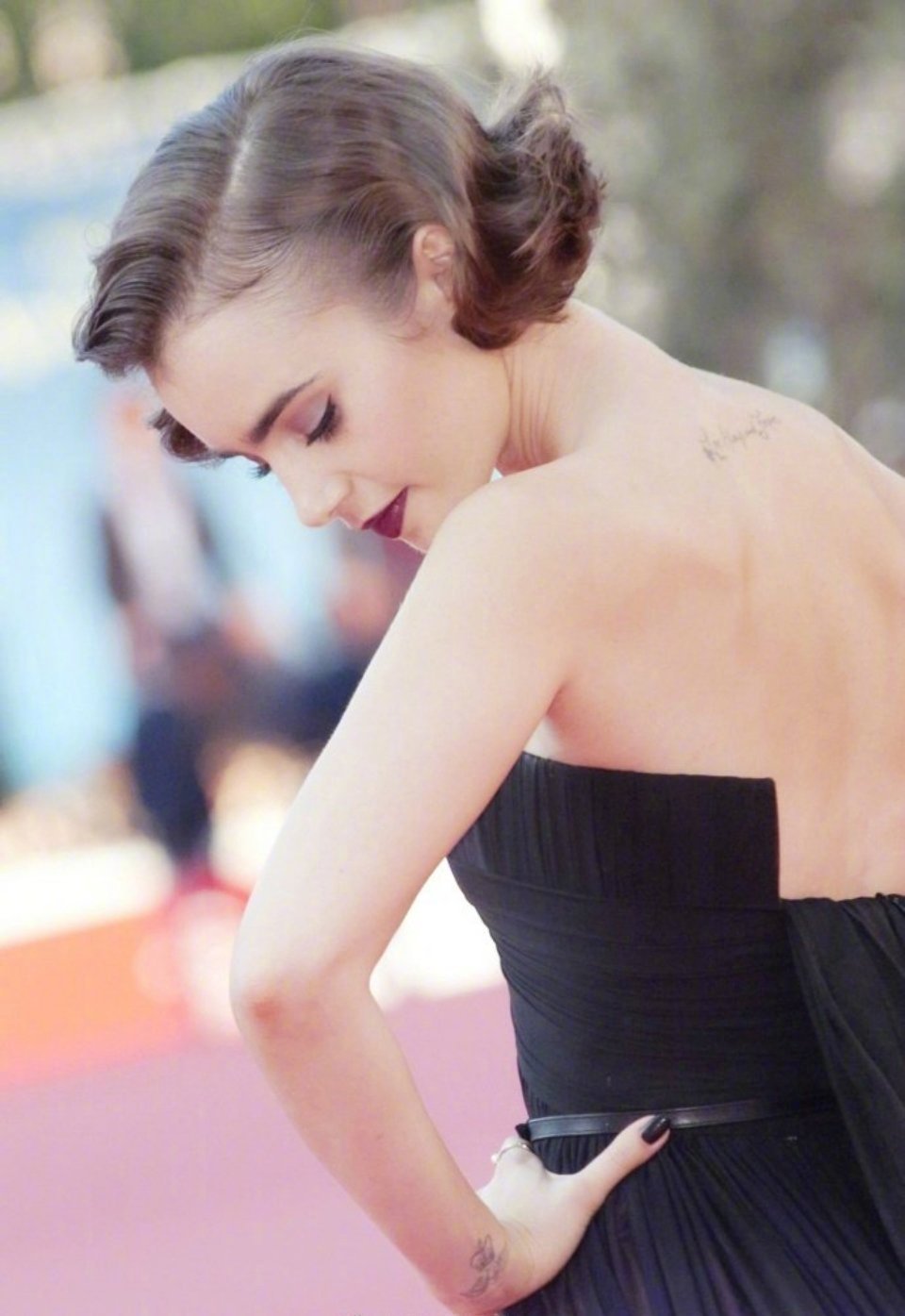 英国女演员lily collins经典红毯造型回顾