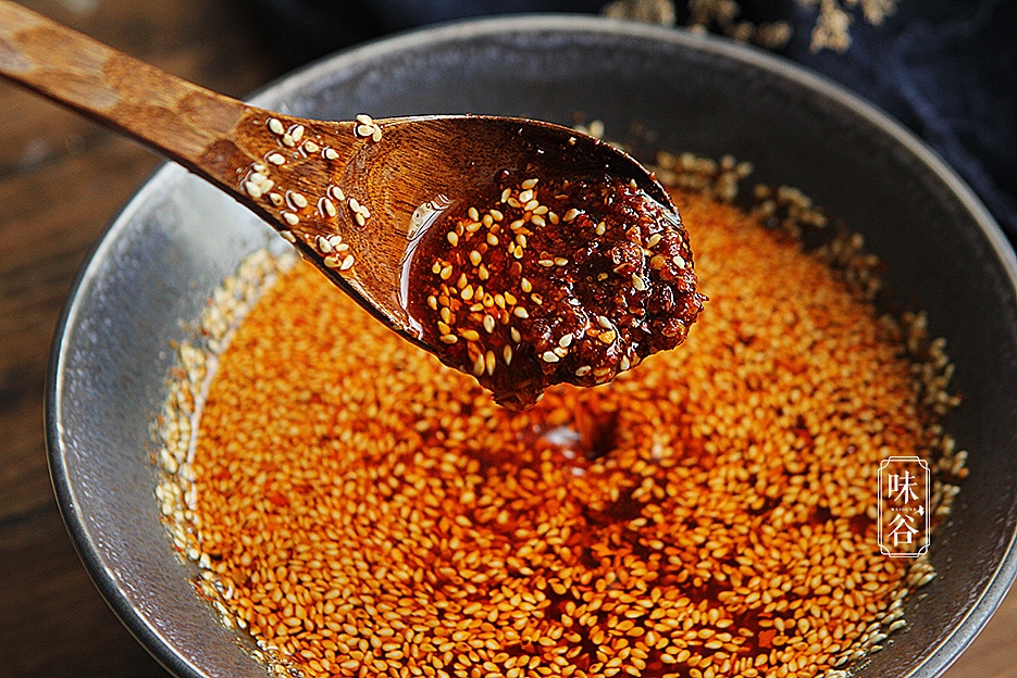 冬日家常必备的油泼辣子,颜色红亮味道香,太诱人了,一学就会!