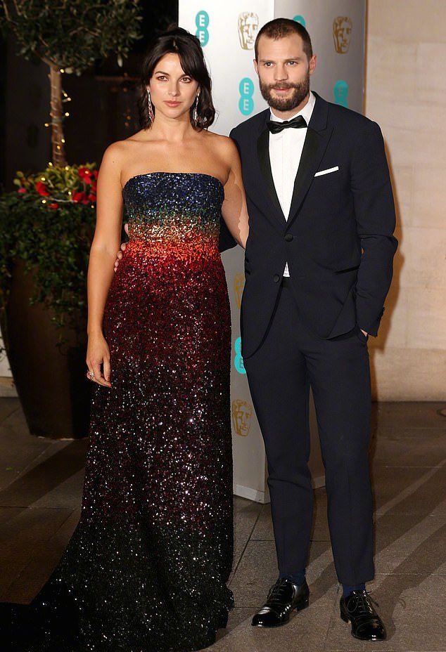 詹米·多南jamie dornan和妻子amelia warner在母亲节宣布今年十月将