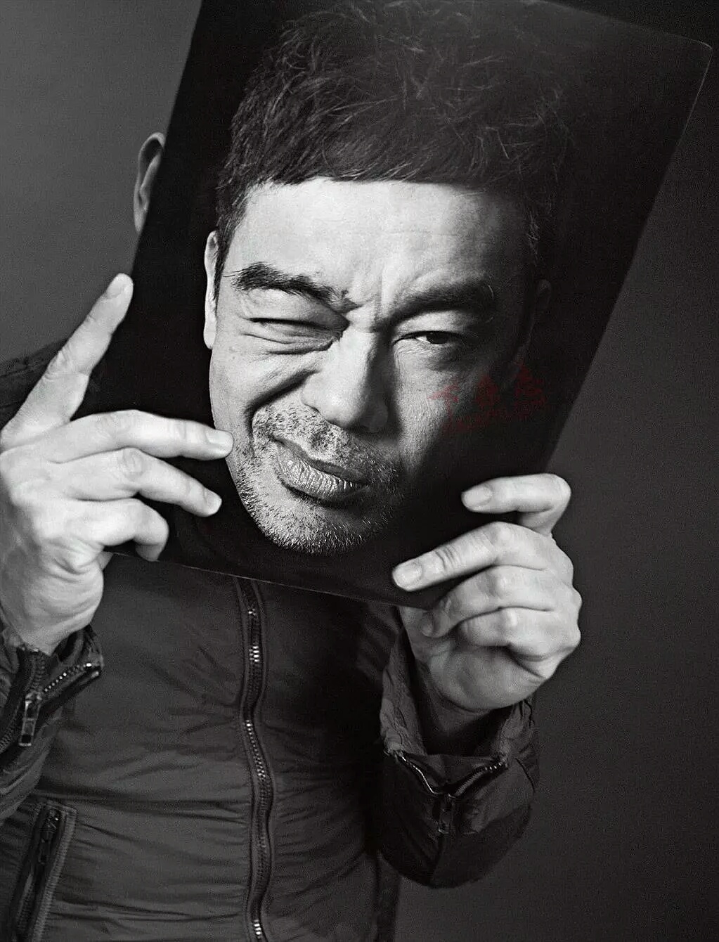 黝黑的古铜肤色是硬汉的标志外衣，但内里却有一颗温柔体贴的心