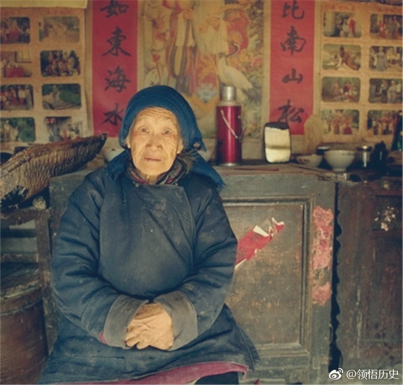 这是农村70、80年代农村生活的老照片，照片中是一位爷爷带着孙子