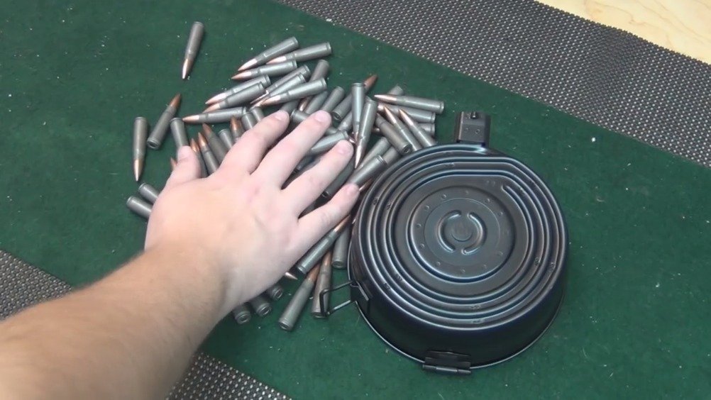 弹鼓里如何装填弹药,这是中国356厂在81式弹鼓基础上生产的ak弹鼓
