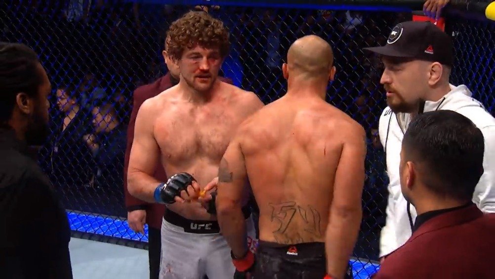 阿斯肯在ufc的唯一一战,对阵前次中冠军罗比-劳勒