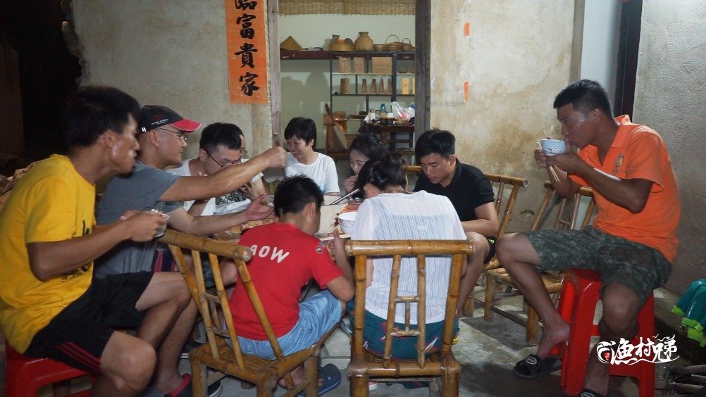 渔村兄弟:又有粉丝朋友来赶海抓螃蟹海胆了,小朋友开心坏了