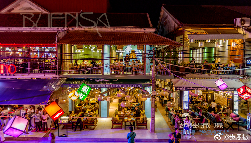 入夜的柬埔寨暹粒老市场附近的酒吧街才是繁华的开始