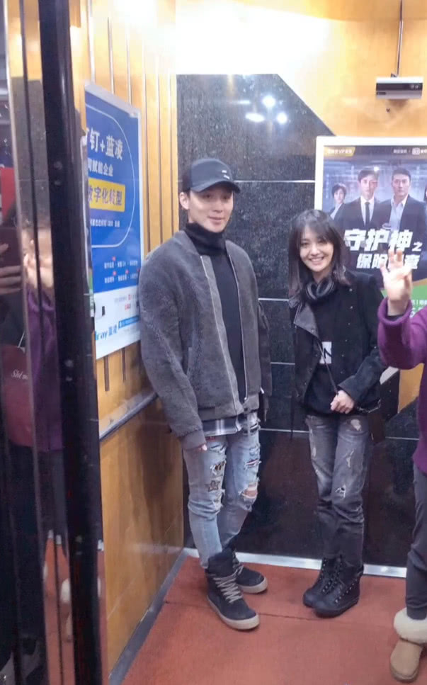 郑爽带男友谈生意,张恒眼里全是女友,郑爽很自然挎男友手超有爱