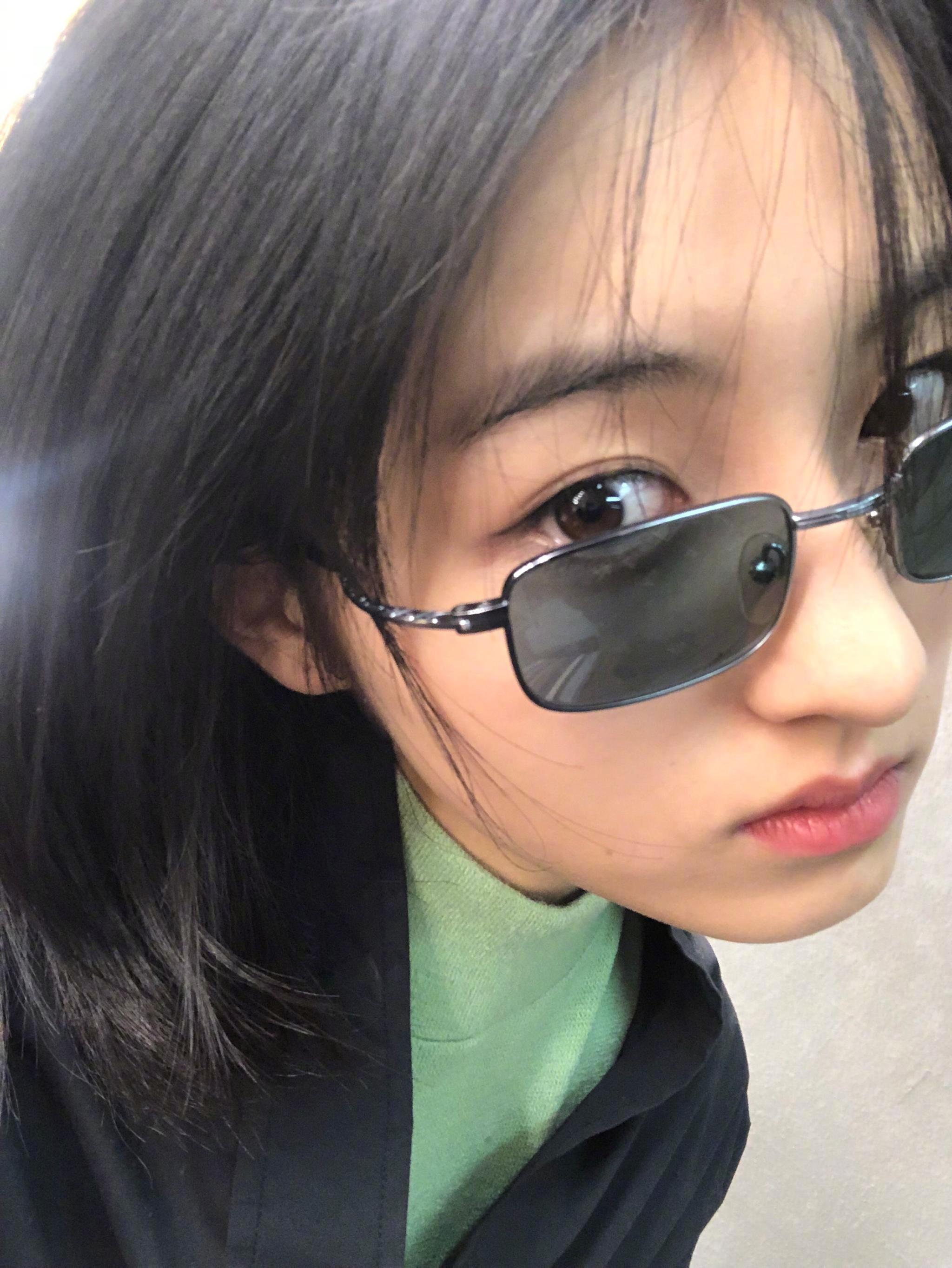 分享一波张子枫的生活照0202就是个炒鸡可爱的小女孩啊0202