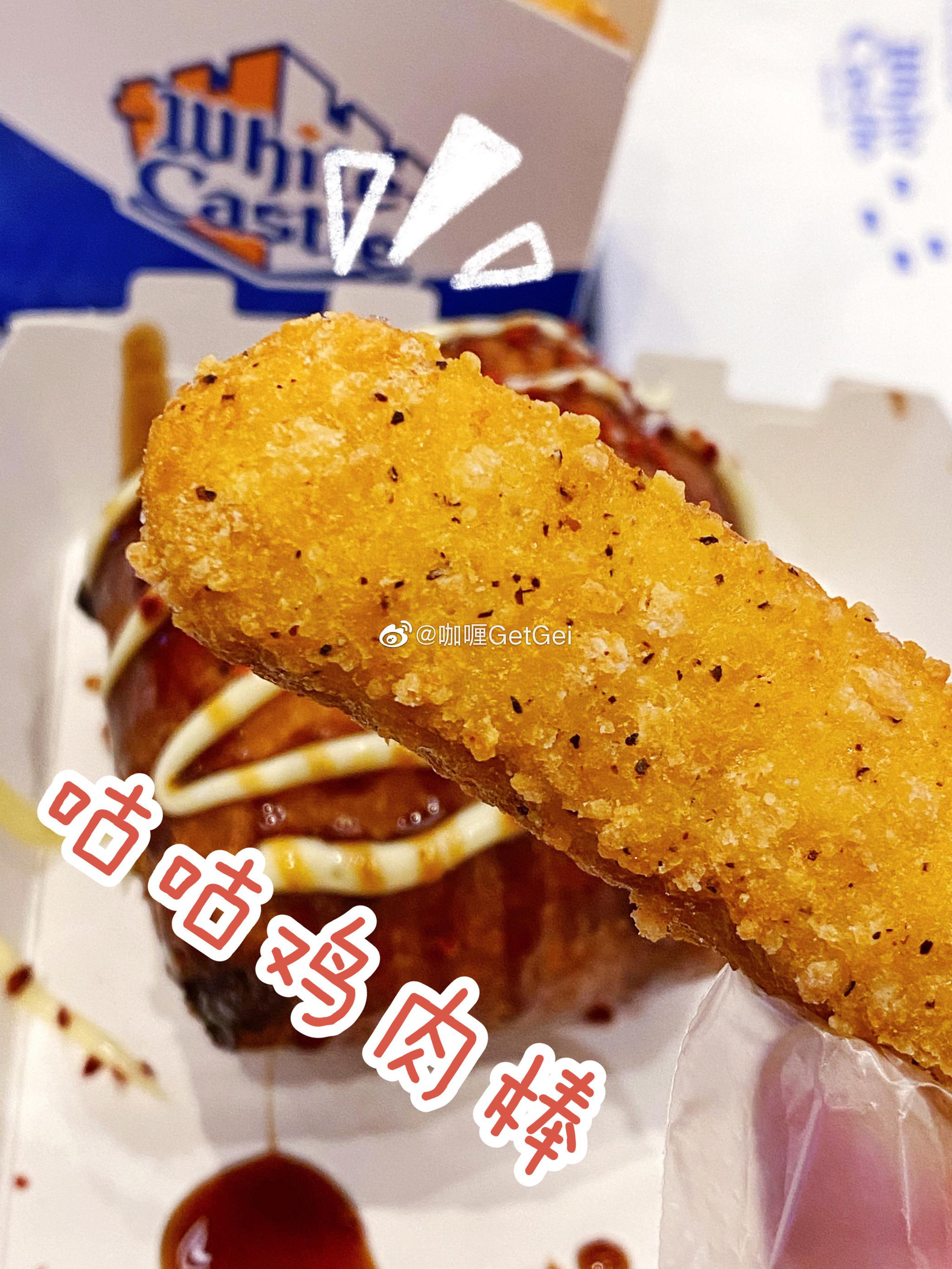 有点类似西式油墩子的操作,汉堡上面的酱汁是大阪烧风味的,还撒了一点