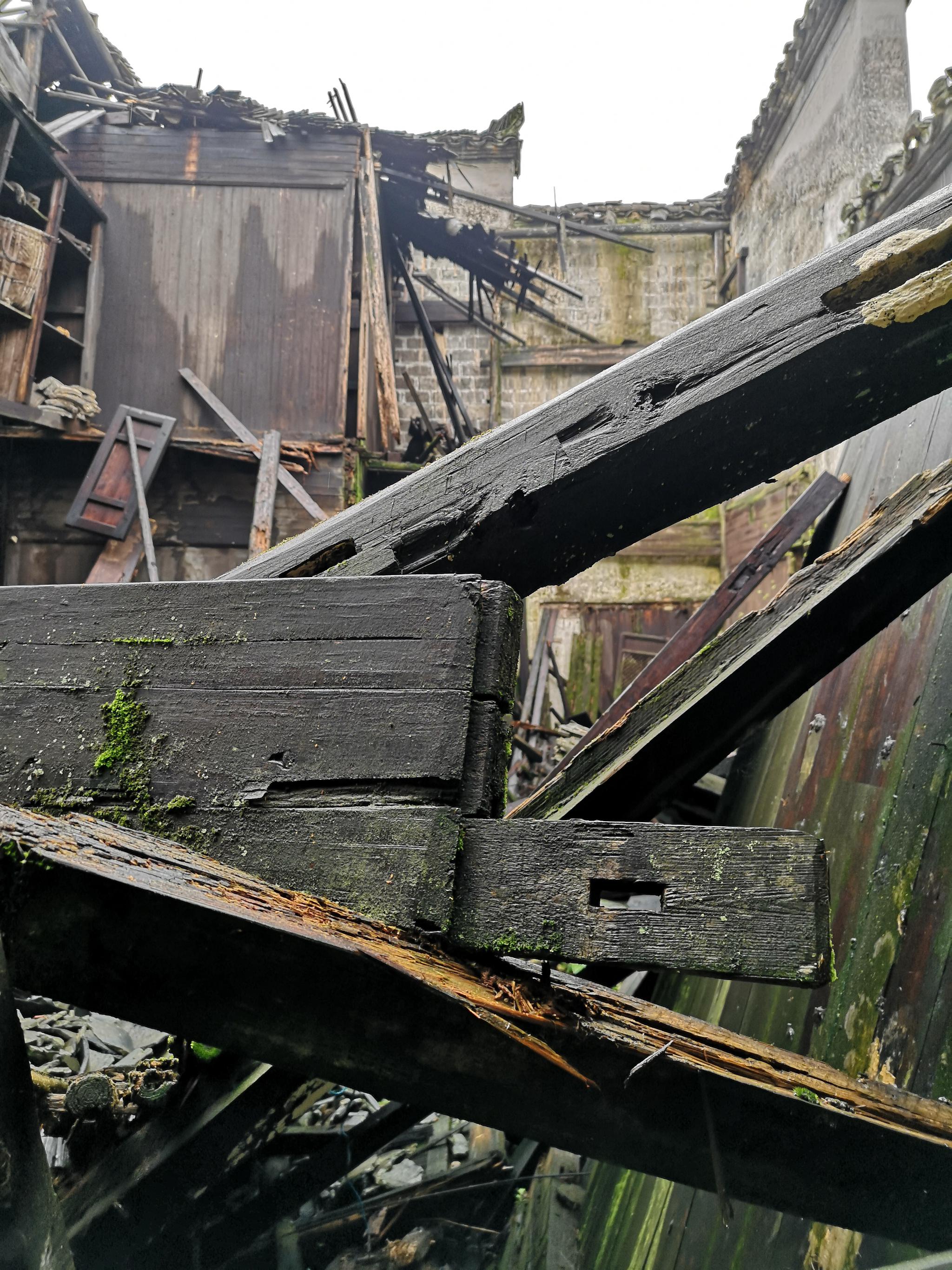 江西婺源残破倒塌的清代两层砖木民居