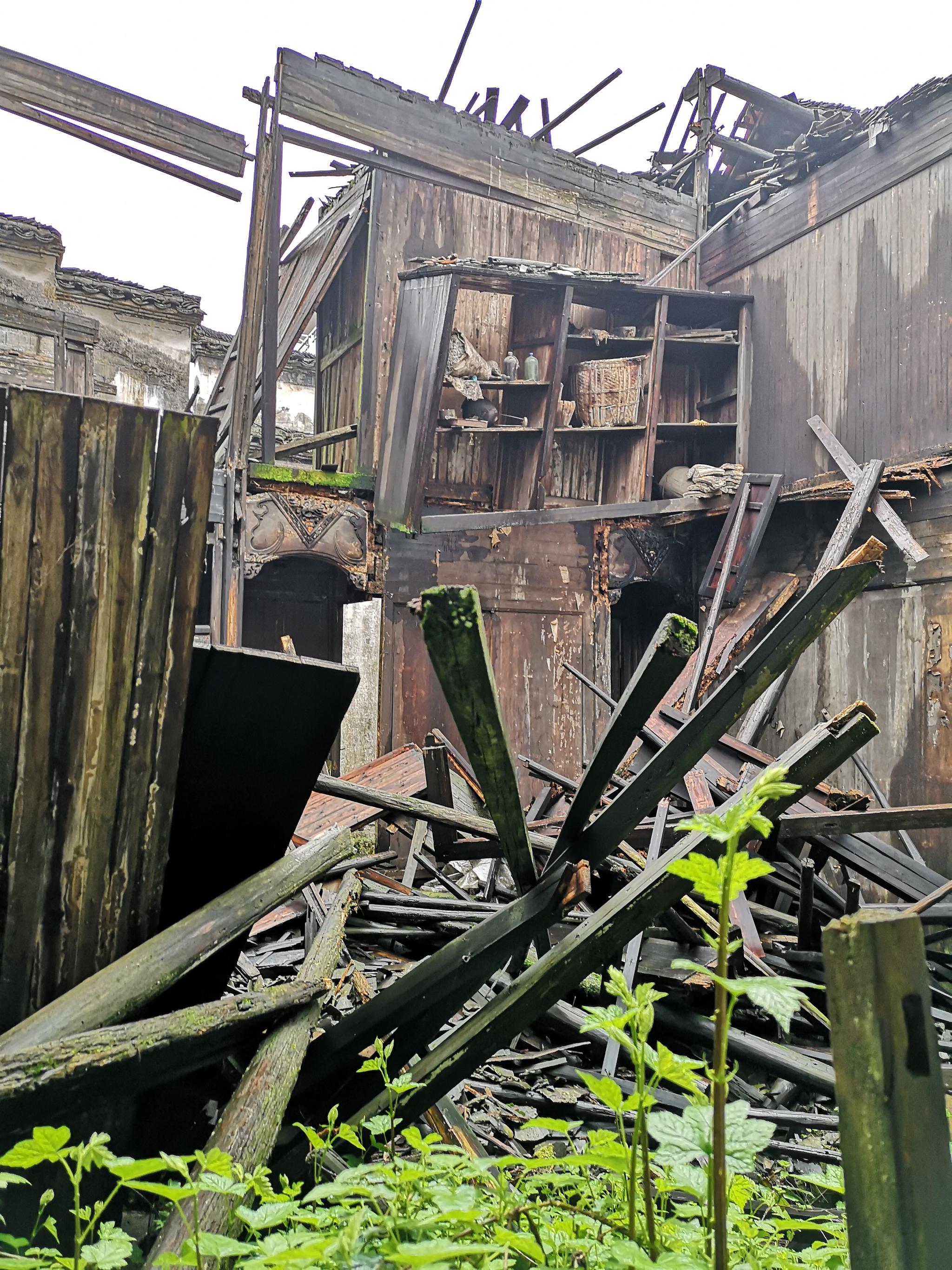 江西婺源残破倒塌的清代两层砖木民居