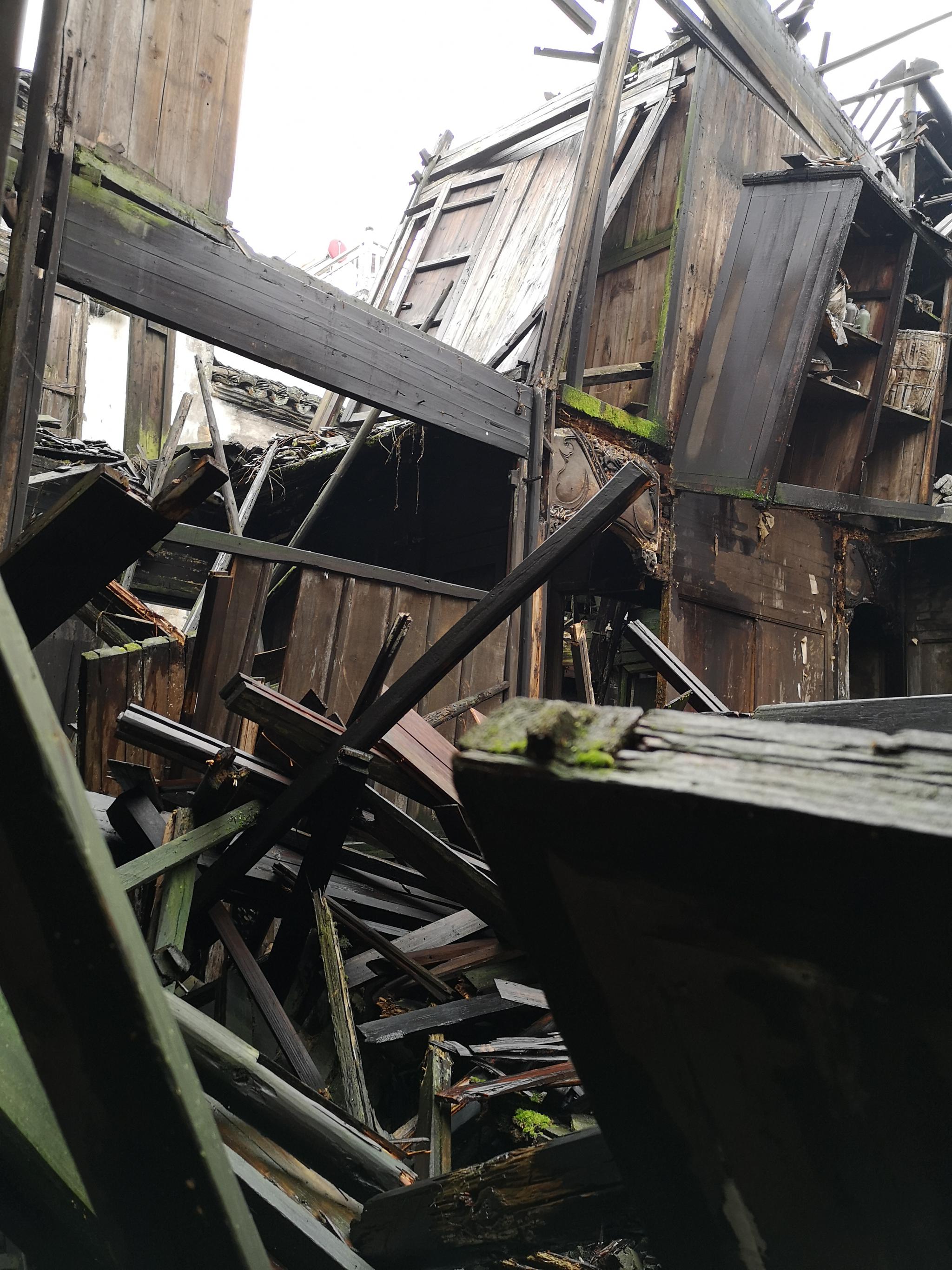 江西婺源残破倒塌的清代两层砖木民居