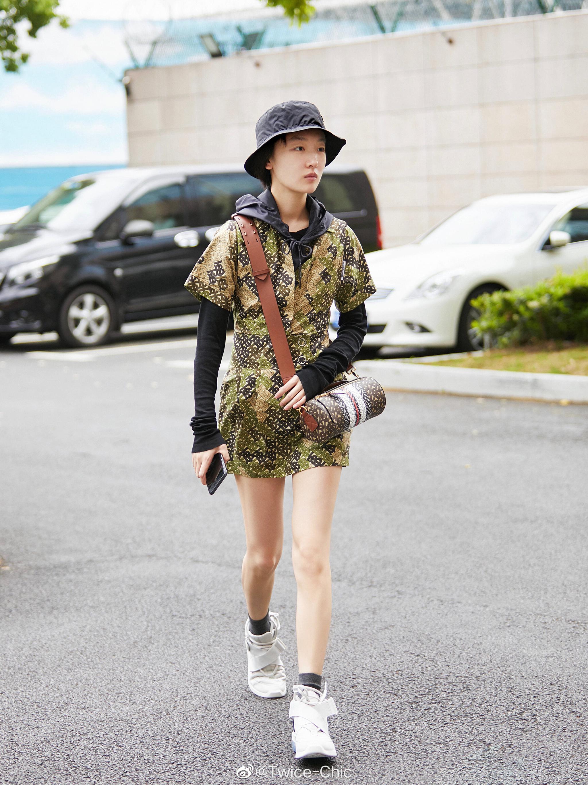 周冬雨上海机场街拍