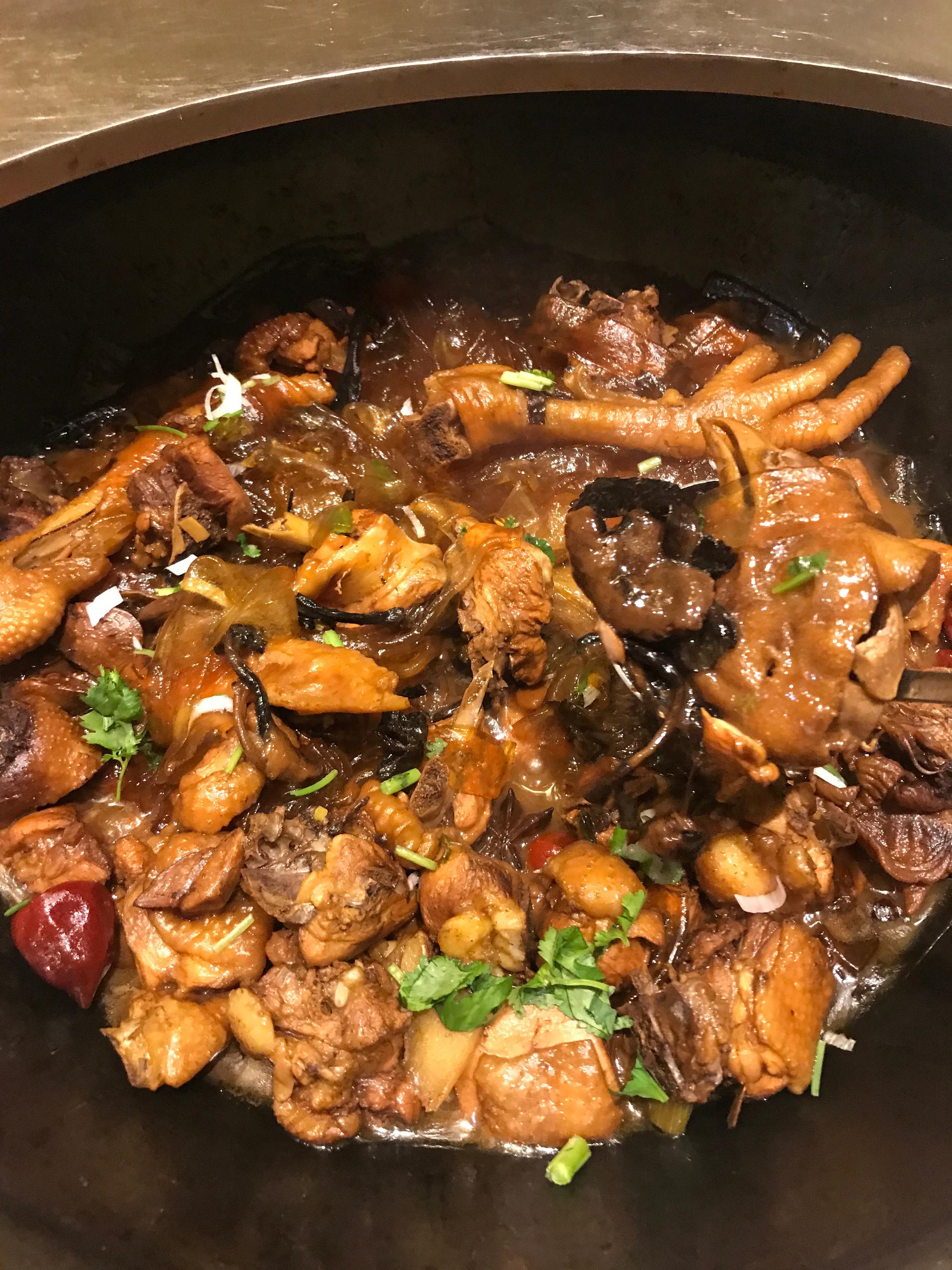 桓仁县城的铁锅炖一锅小鸡蘑菇宽粉一锅豆角排骨贴饼子特别香