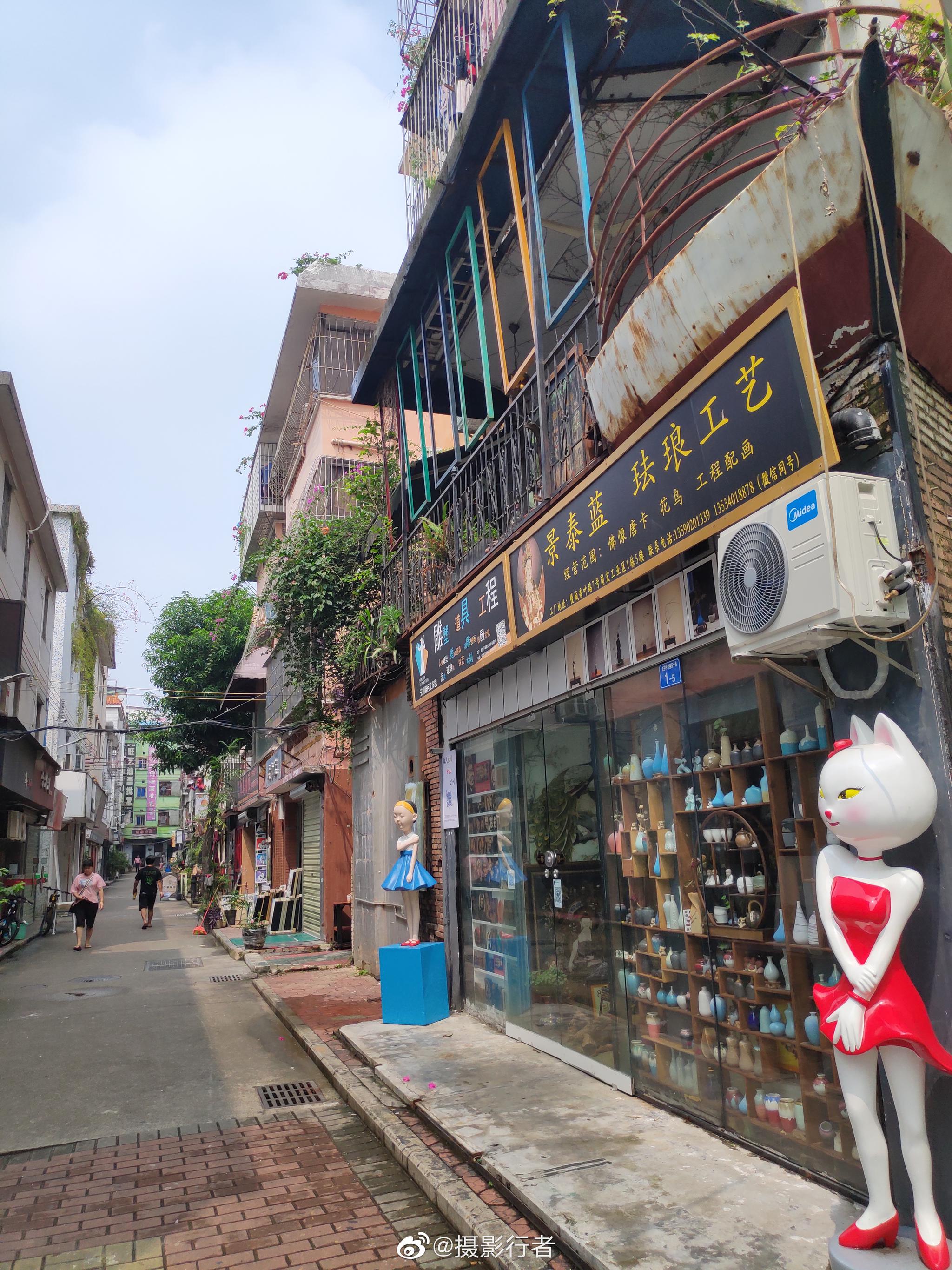 【携程攻略】深圳大芬油画村景点,原本是一个并不起眼的客家人聚居村落，1989年，香港画商黄江来到大芬…