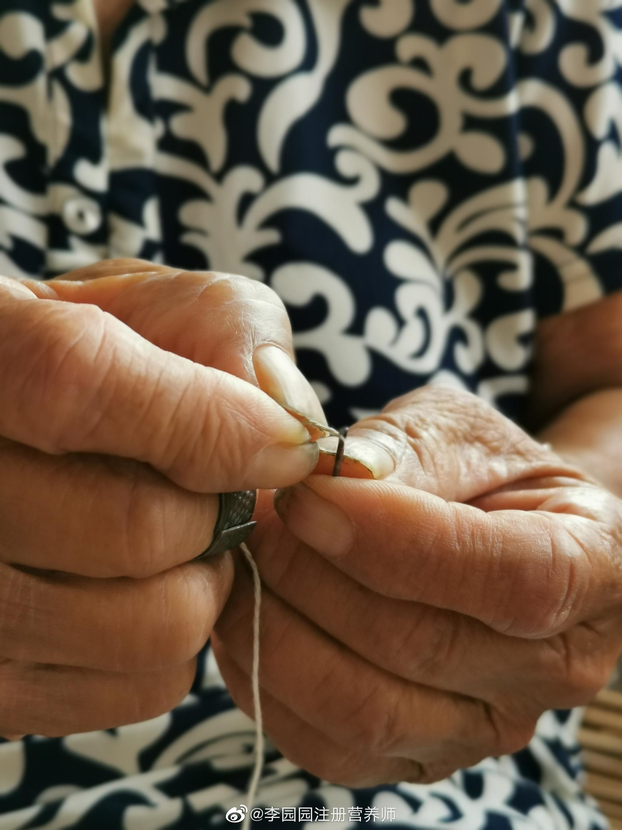 老奶奶八十多岁了,还能自己穿针引线做传统手艺活儿