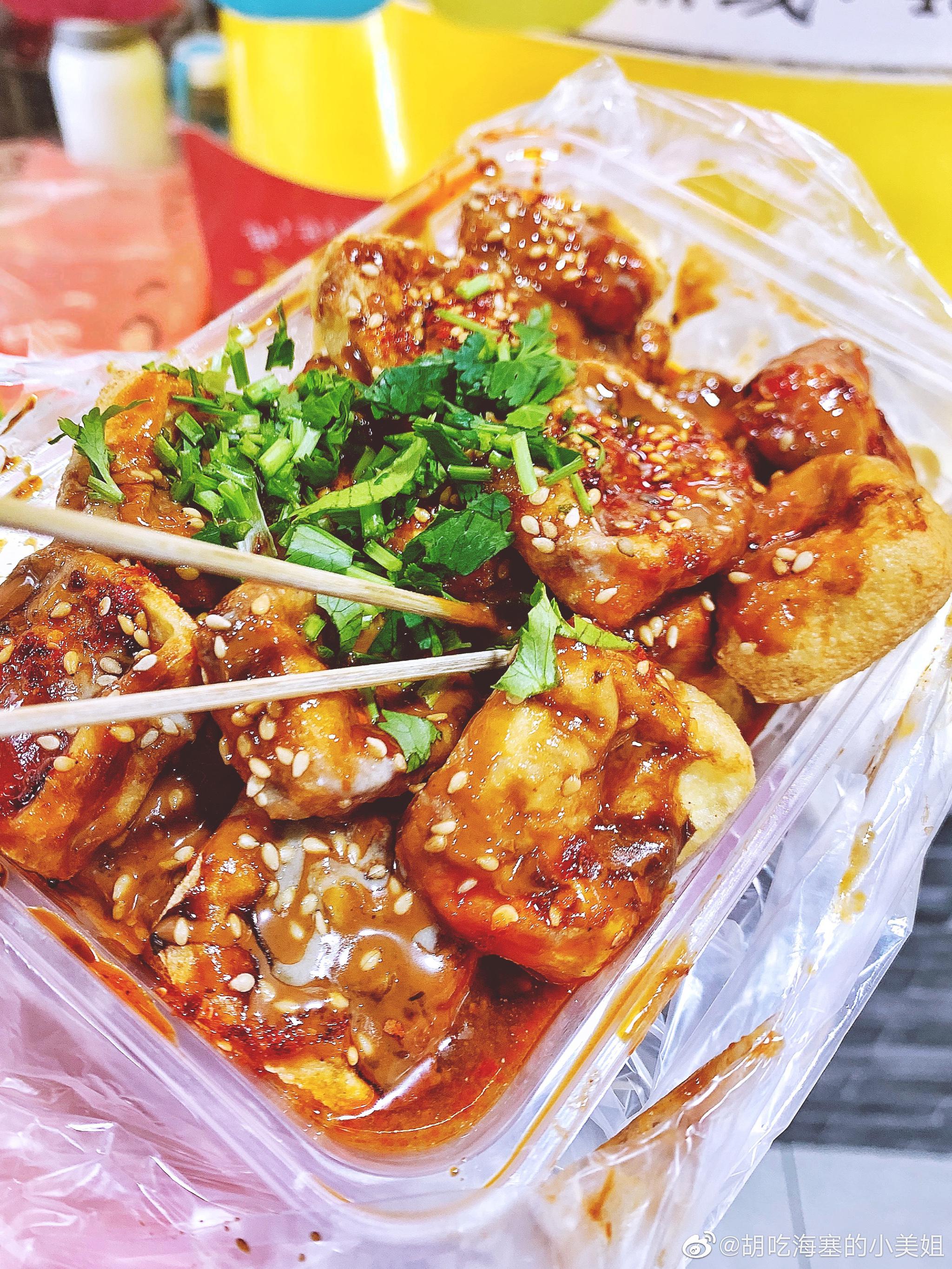 第二次打卡凯莱赛夜市小吃街推荐这个爷俩炸豆腐好吃到爆炸水果捞炸