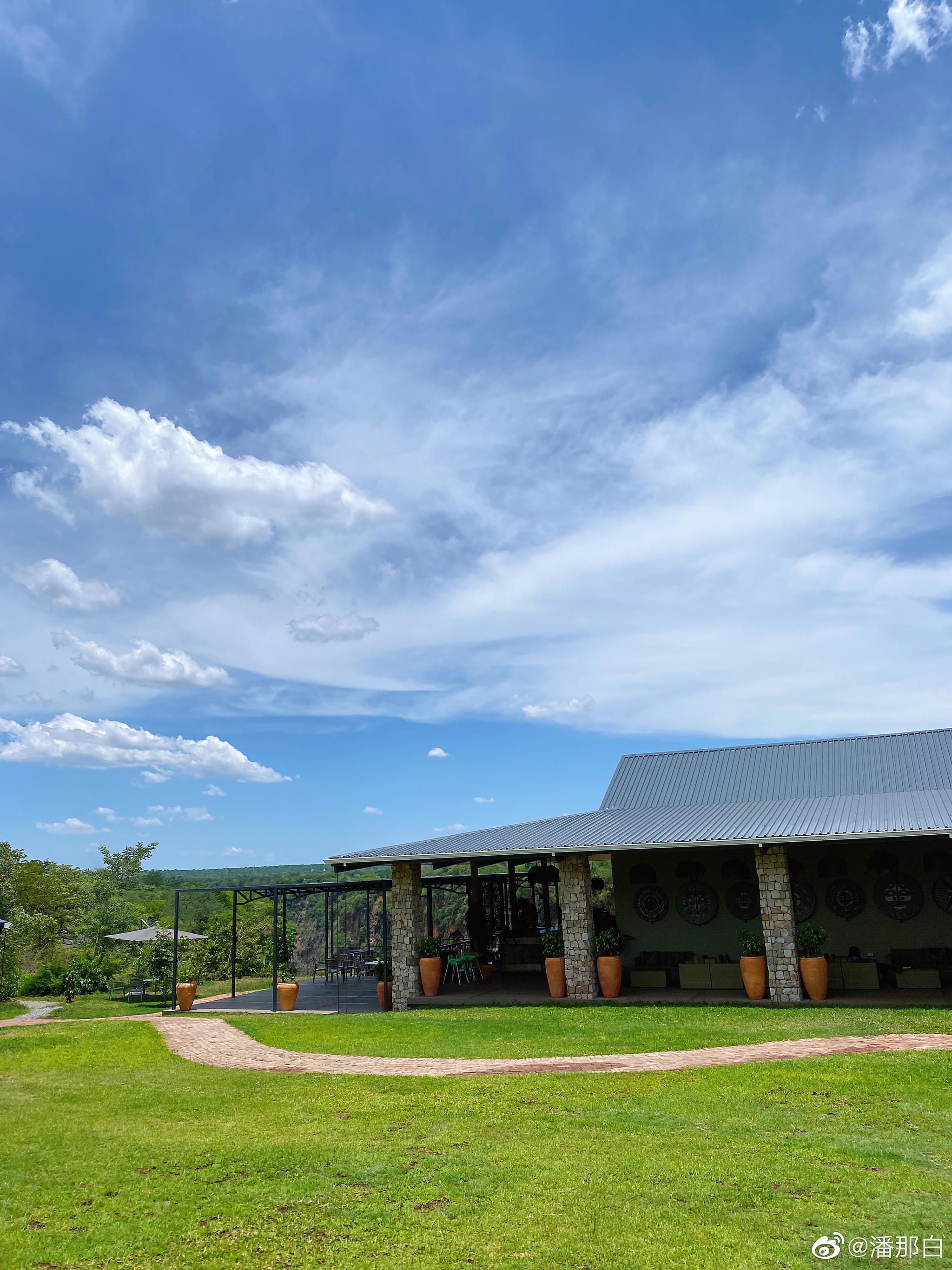 这家维多利亚瀑布上的悬崖餐厅叫做The Lookout Cafe