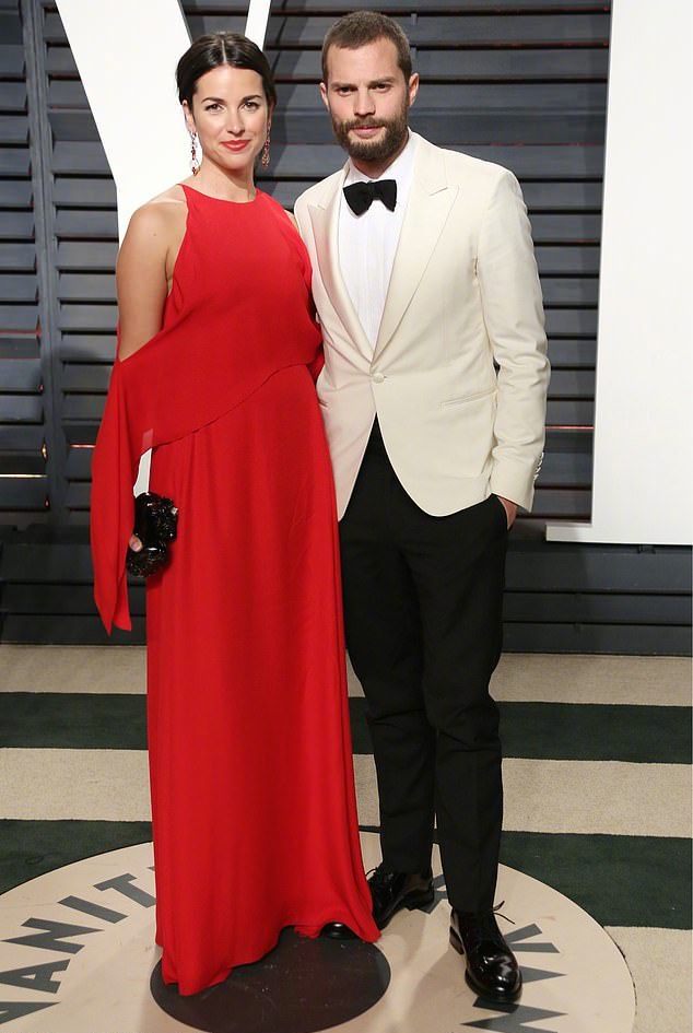 詹米·多南jamie dornan和妻子amelia warner在母亲节宣布今年十月将