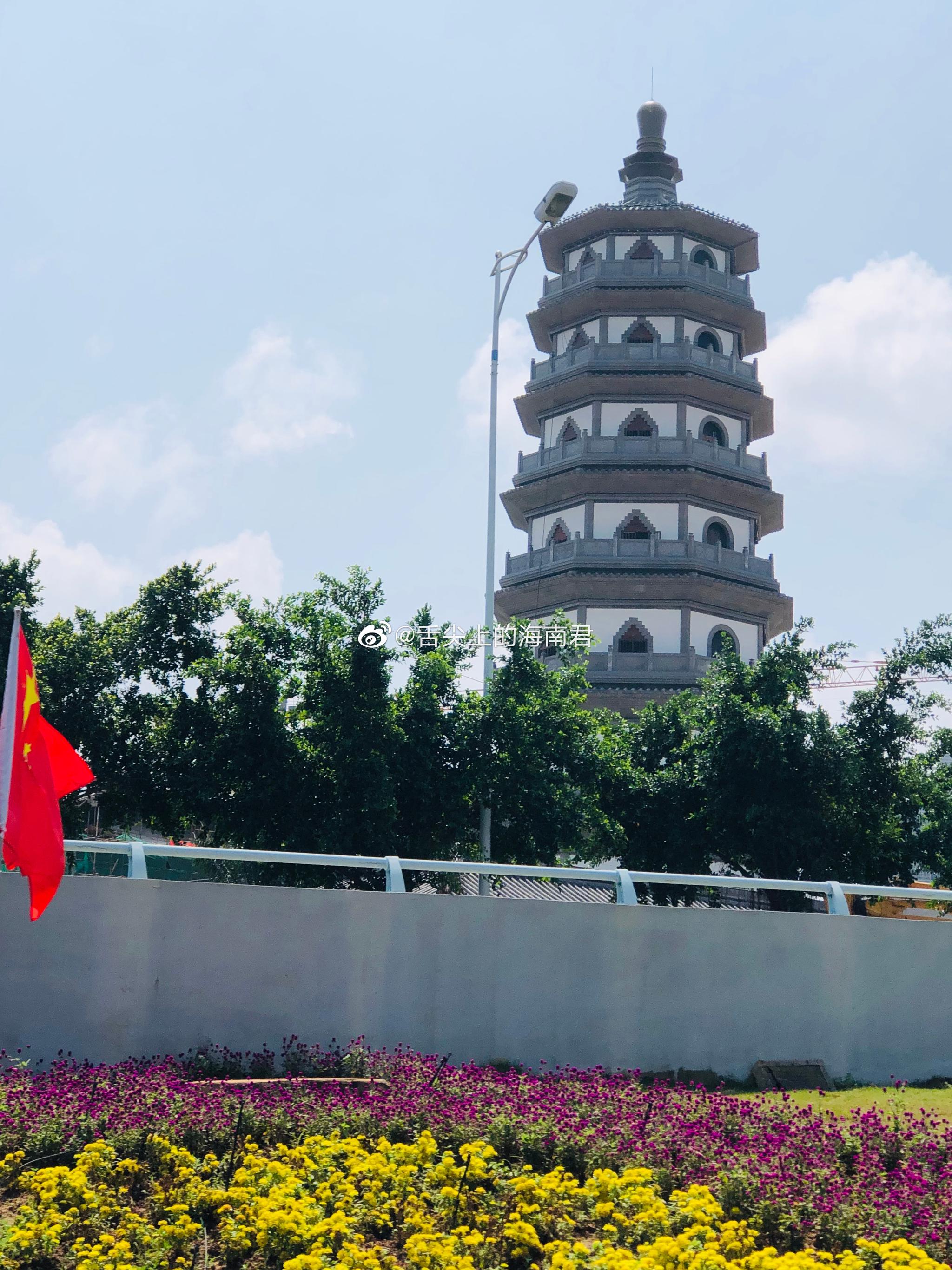 路过国兴大道与海府立交口东南侧,发现矗立一座高塔