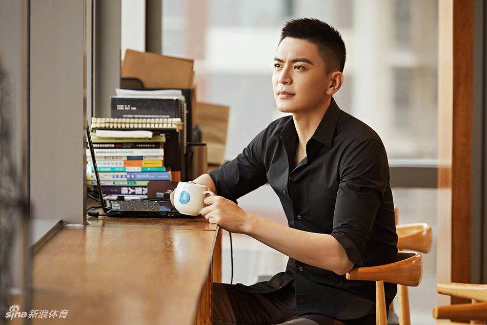 来啦!新任黄金联赛荣耀导师杨鸣高清写真,各位可以收图了