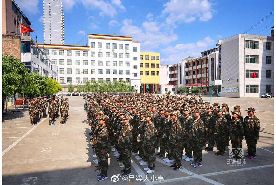 吕梁柳林县贺昌中学新生军训 英姿飒耍展现新青年风貌