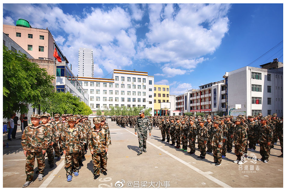 吕梁柳林县贺昌中学新生军训英姿飒耍展现新青年风貌