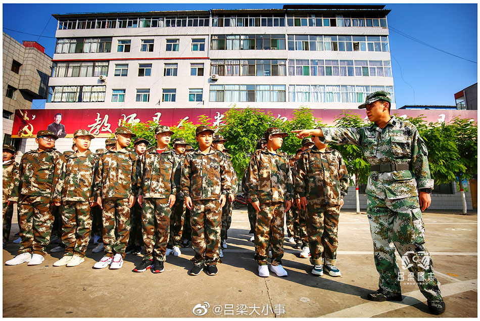 吕梁柳林县贺昌中学新生军训英姿飒耍展现新青年风貌