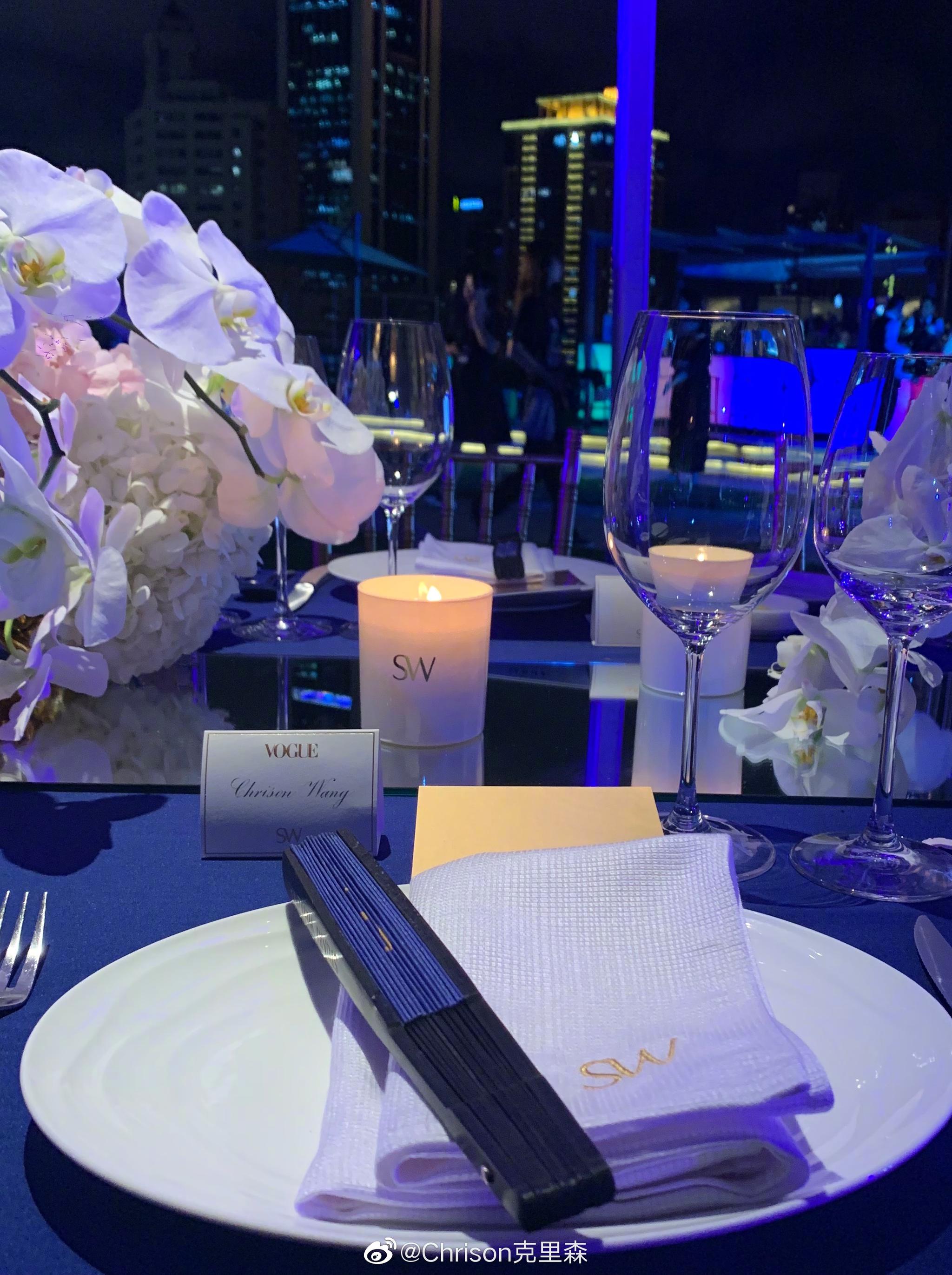 前天在Stuart Weitzman for 杨幂系列的酒会和后续的Vogue私人晚宴上|杨幂|酒会|晚宴_新浪新闻