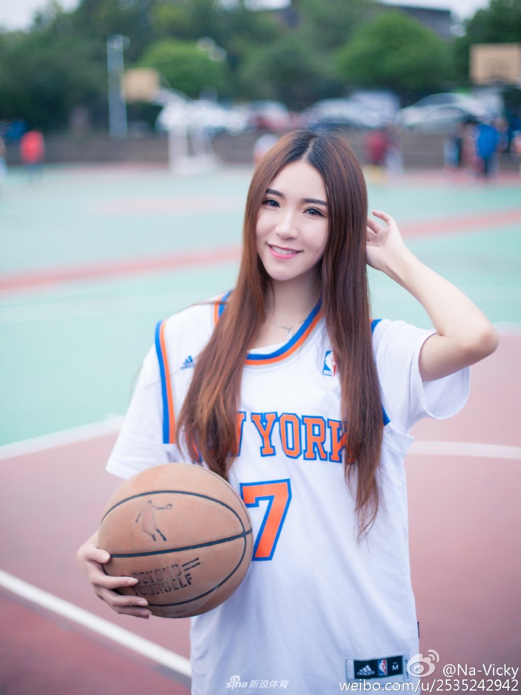 一组来自@na-vicky 小姐姐的生活美照,她爱运动也关注篮球,有一双长腿
