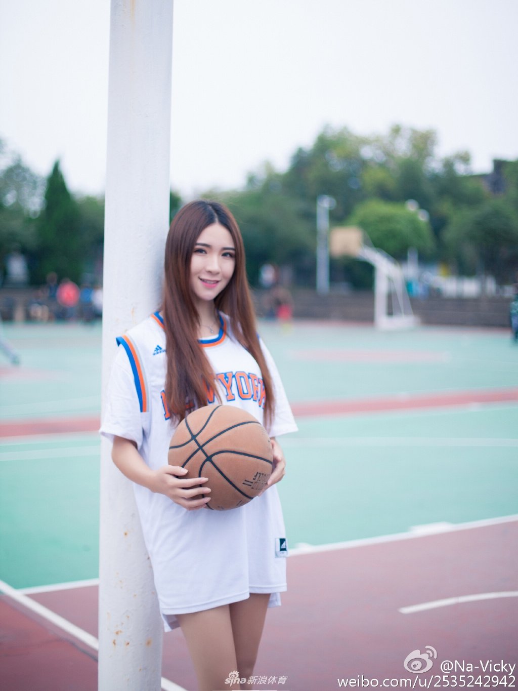 一组来自@na-vicky 小姐姐的生活美照,她爱运动也关注篮球,有一双长腿