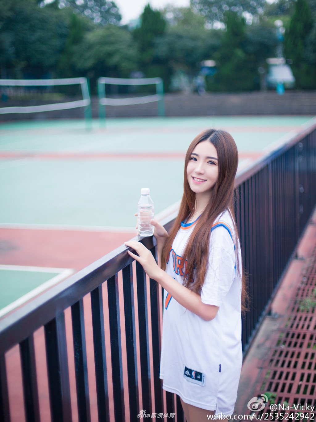 一组来自@na-vicky 小姐姐的生活美照,她爱运动也关注篮球,有一双长腿