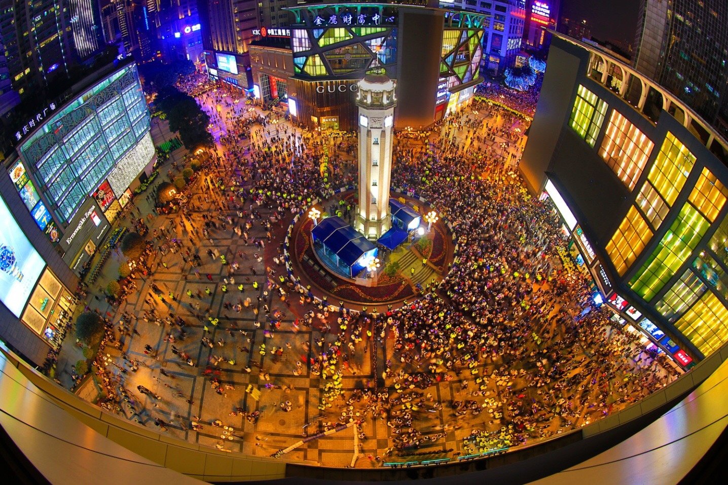 【携程攻略】重庆解放碑步行街景点,解放碑真的不愧为重庆的CBD，白天夜晚人都是爆满的，建议来重庆的住…