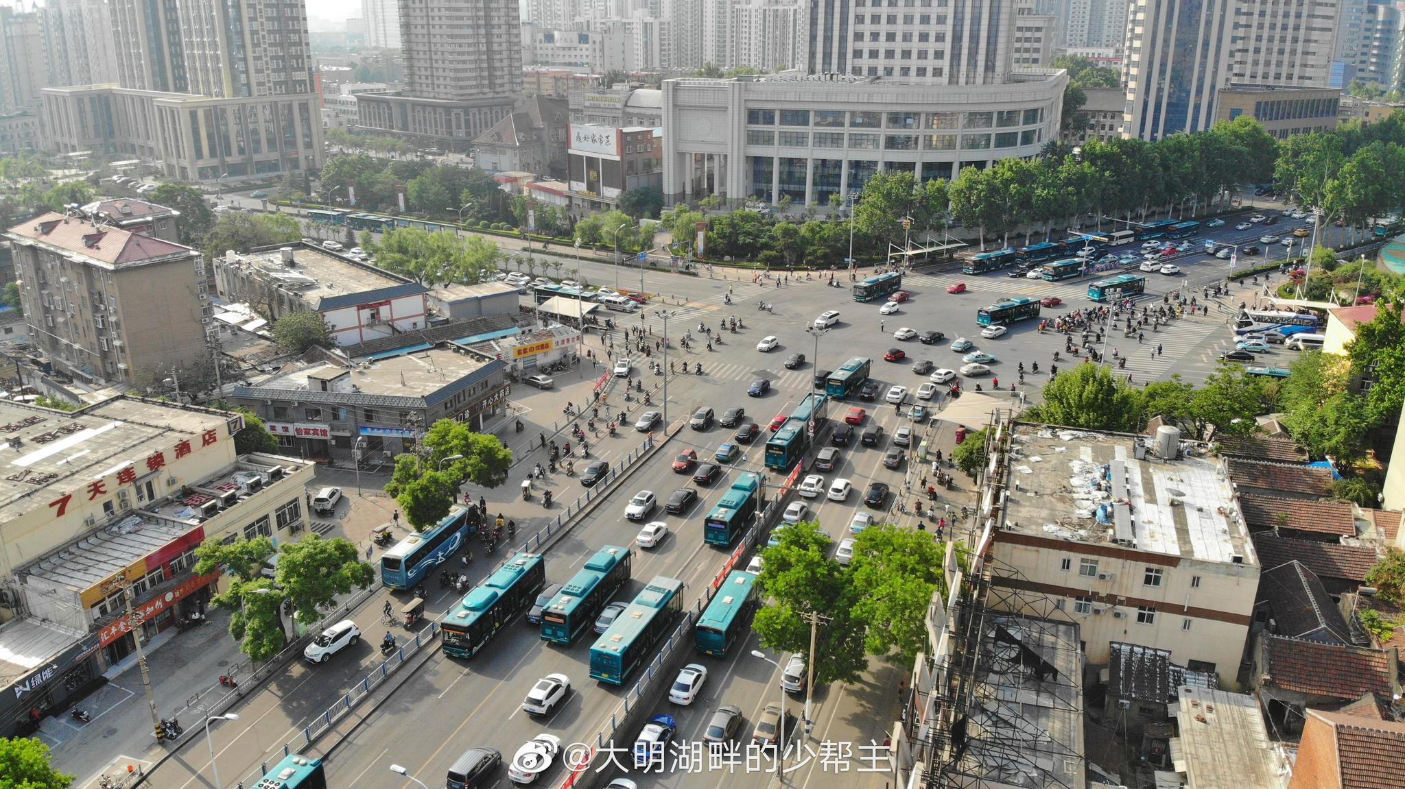 济南人熟知的天桥在济南火车站东边它连接纬二路和济泺路