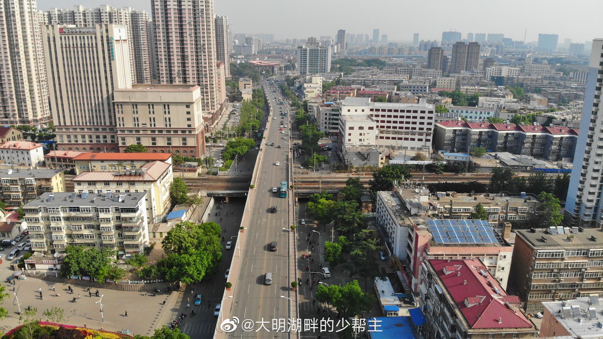 济南人熟知的天桥在济南火车站东边它连接纬二路和济泺路