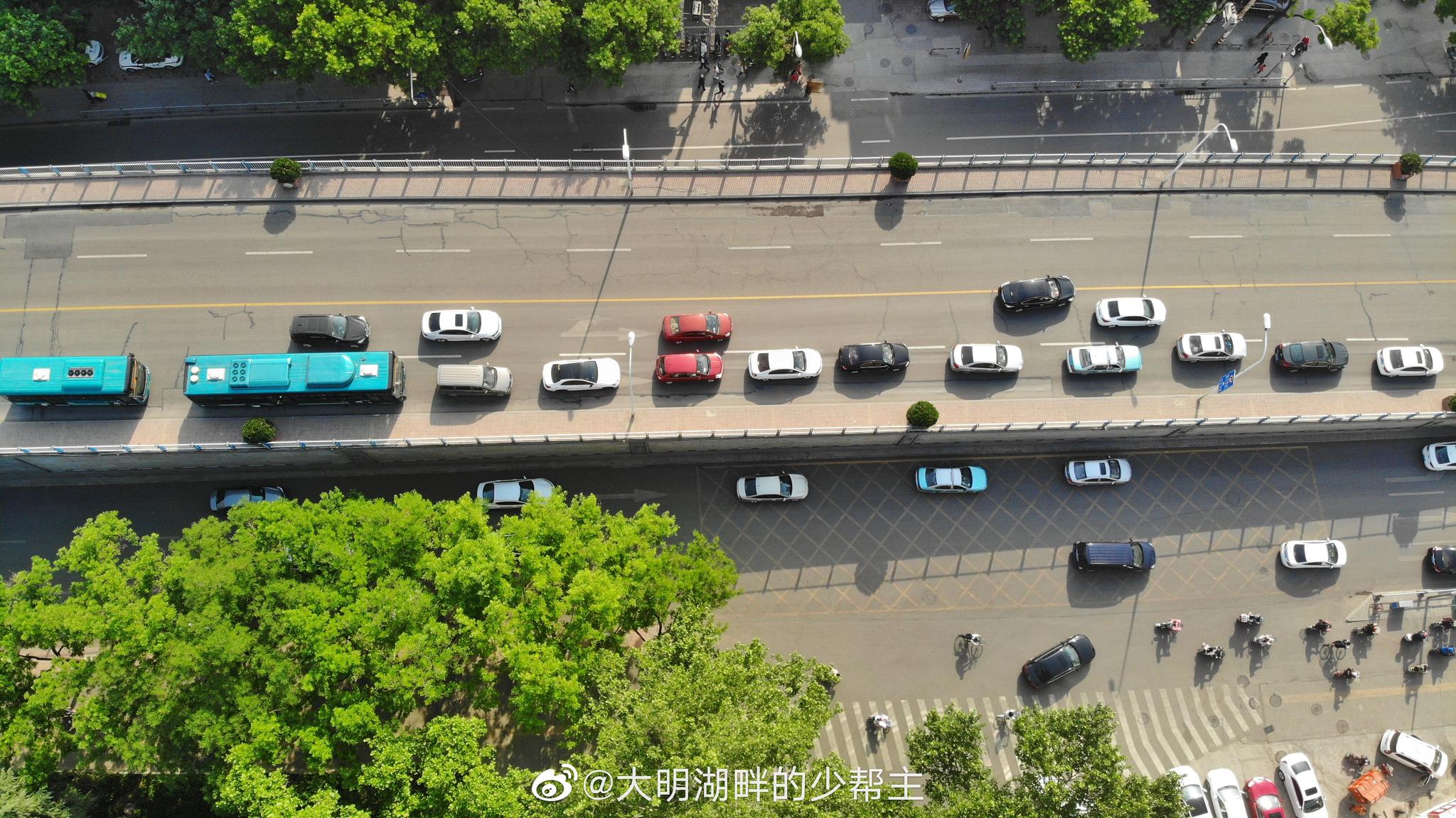 济南人熟知的天桥在济南火车站东边它连接纬二路和济泺路
