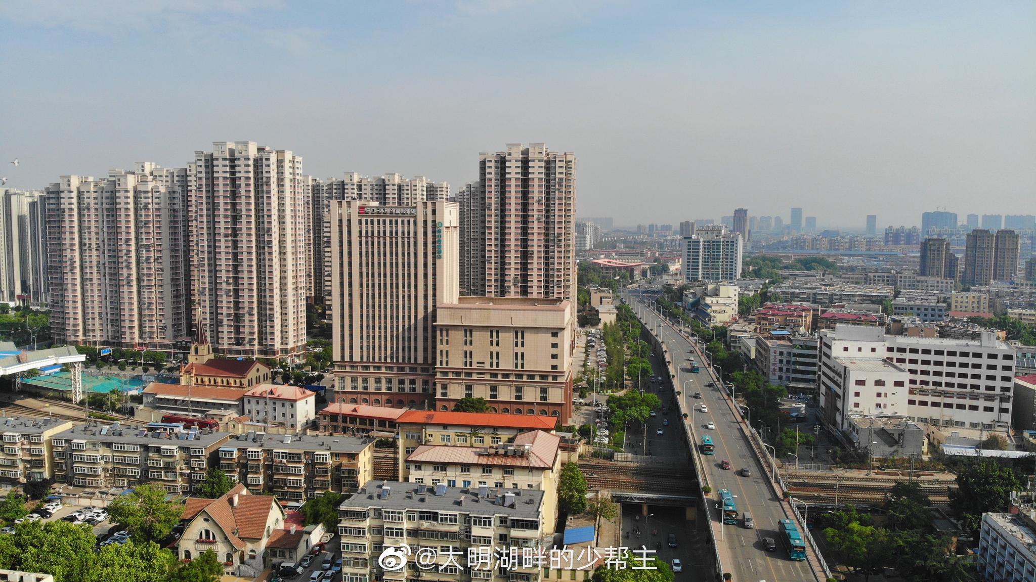 济南人熟知的天桥在济南火车站东边它连接纬二路和济泺路