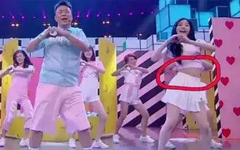 女星经期坚持上快乐大本营,不料"大姨妈"染红白裙,何炅忙解围