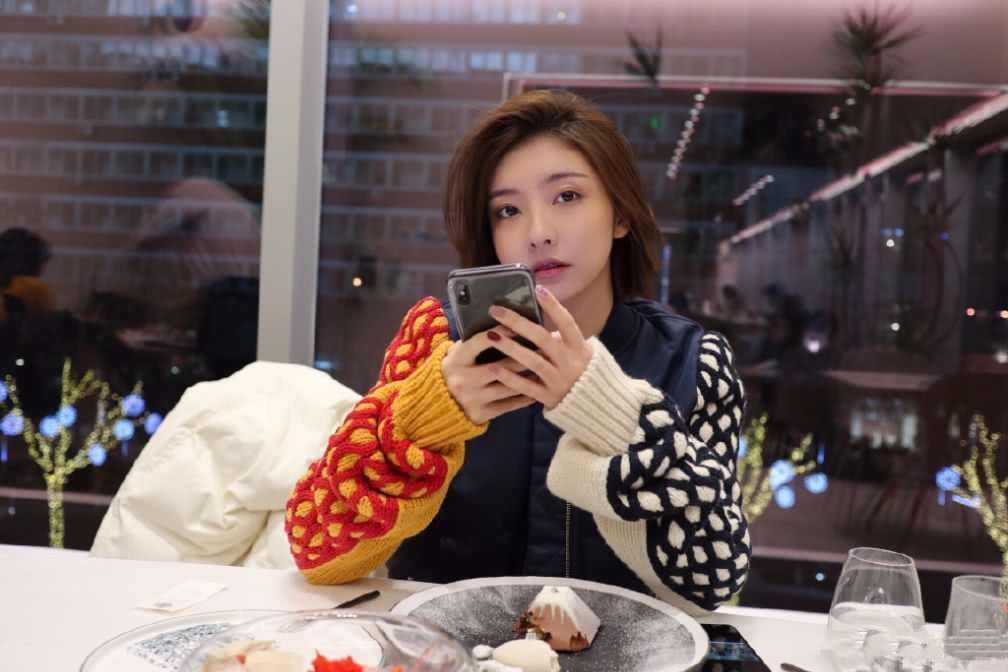 豆得儿摘掉牙套连发两条微博庆祝,活得没心没肺变成了大美妞!