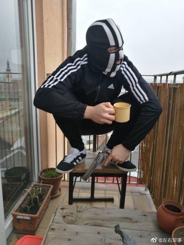 三道杠阿迪达斯配上斯拉夫蹲是俄罗斯暴力团伙与叛逆人士们最热衷的炫