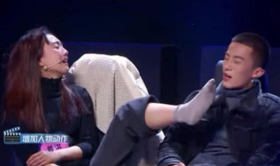 女演员脱鞋光脚猛踹男演员的脸耳麦都被踢掉何炅直言有点失控