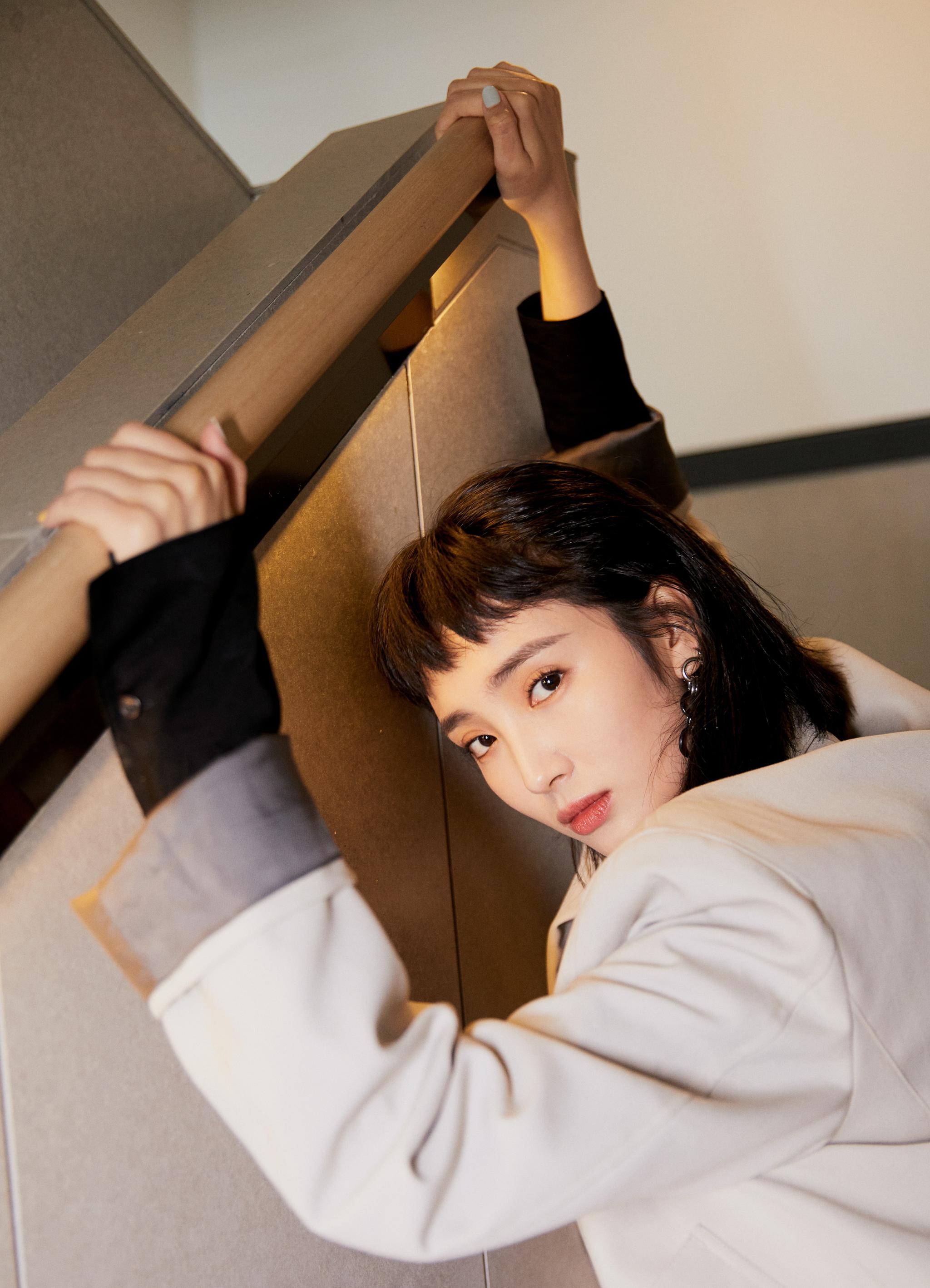 演员王紫璇cici出席某活动oversize西装外套叠搭衬衣t恤