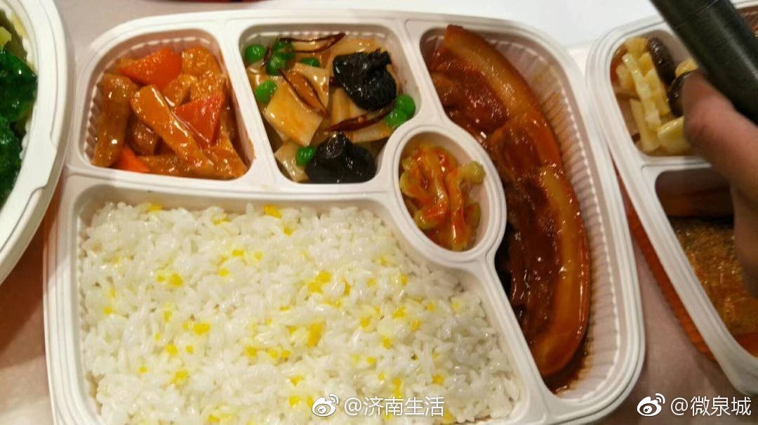 济青高铁盒饭套餐!把子肉,青岛大虾,鲅鱼饺子…价格15元到89元不等