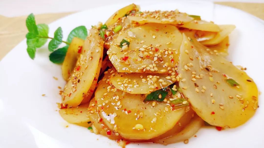 风味油泼土豆片,麻辣油润脆脆的,这样调味更美妙!