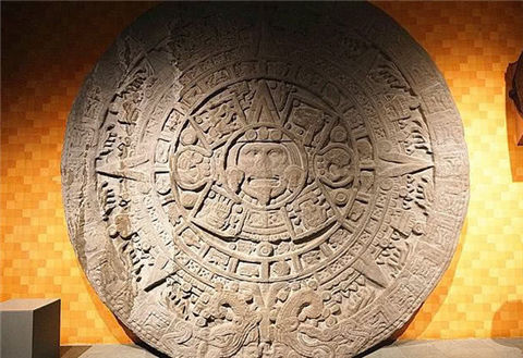 考古学家在玛雅帕伦克古城碑铭神庙内发现了一块雕刻着奇怪内容的石板