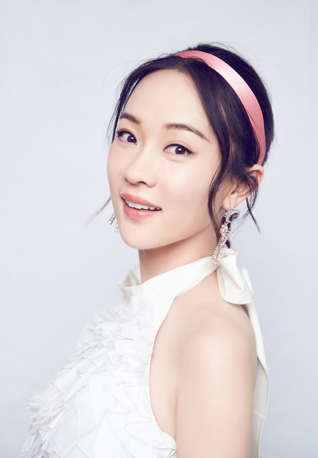 被39岁霍思燕美哭了!身穿白色连衣裙清新可人,粉色发带超减龄