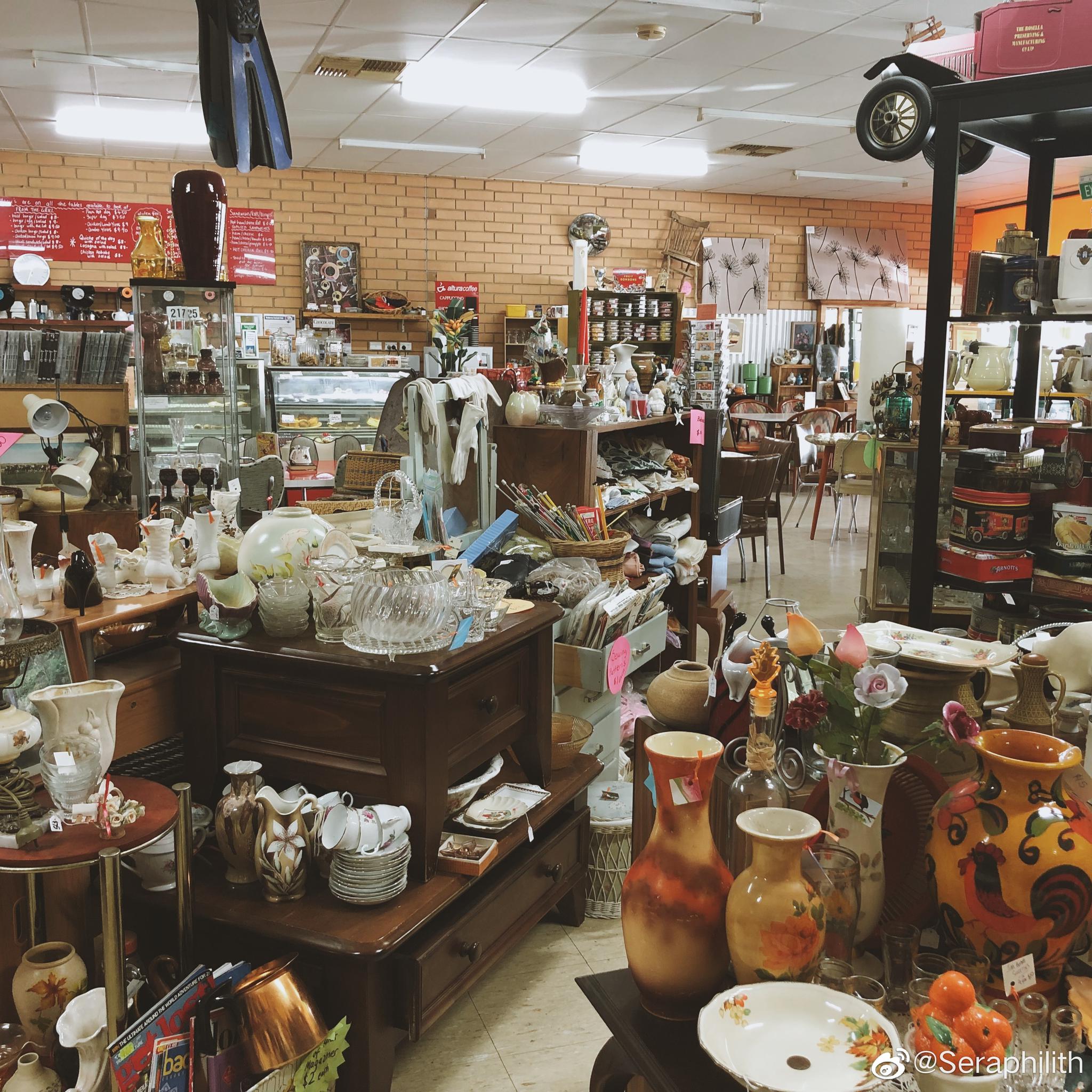 去附近的小镇又逛到了一家古董店